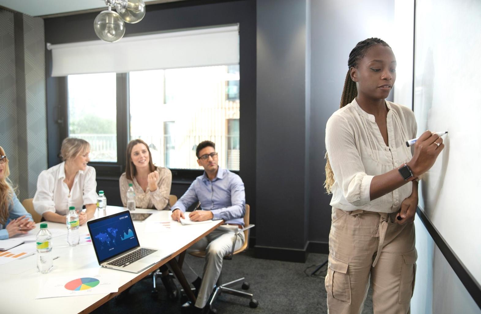 Session de formation en modélisation financière avec participants engagés